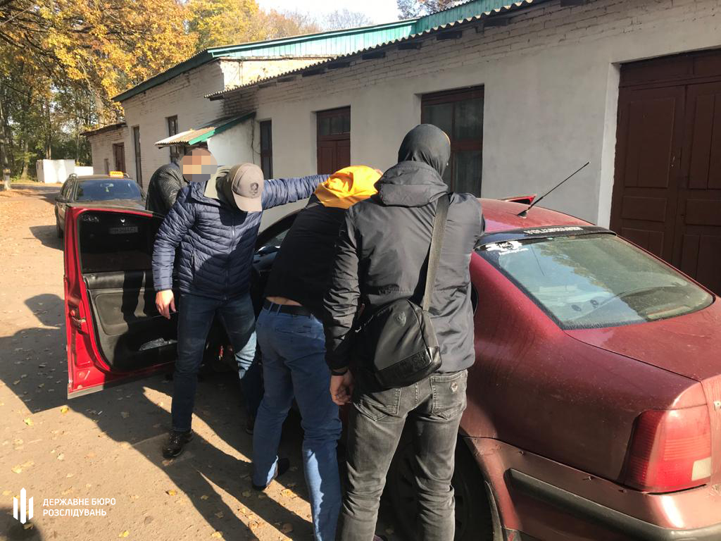 В Сумской области ГБР задержало на взятке начальника уголовного розыска