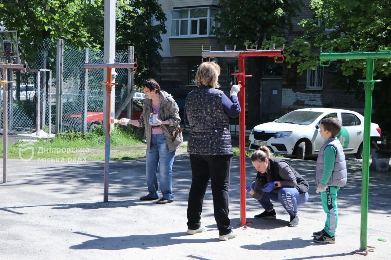 Висаджують дерева та прибирають територію навколо будинків: дніпряни долучились до суботників у Центральному районі Дніпра