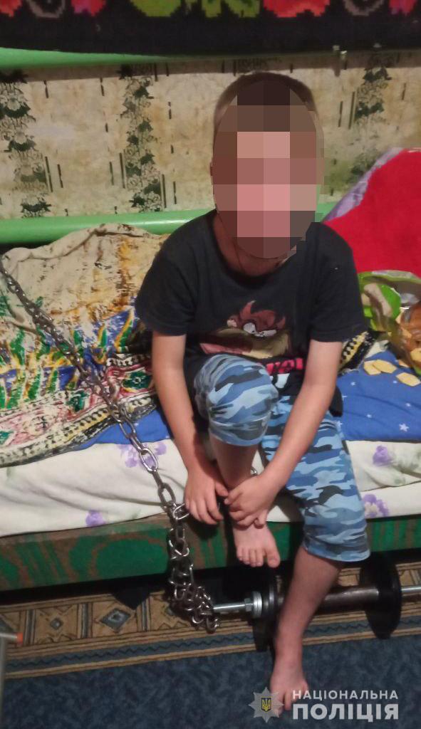 В Кривом Роге полицейские освободили ребенка, которого сожитель матери удерживал на цепи