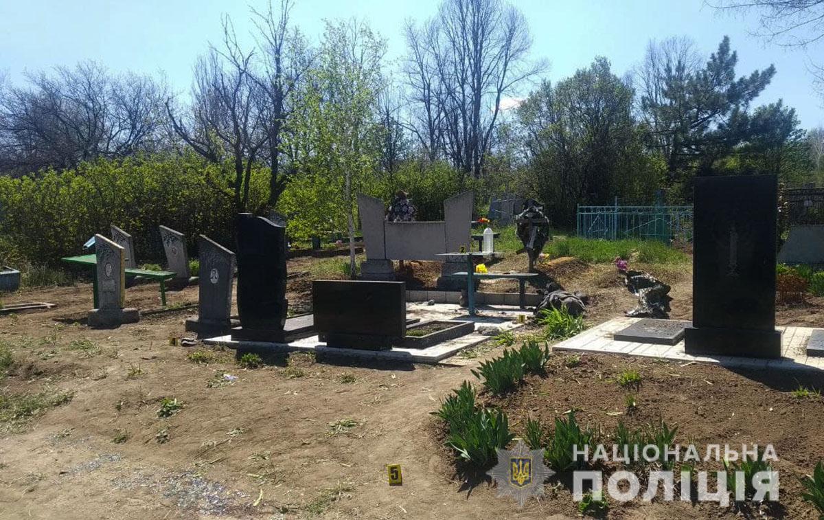 В Донецкой области мужчина подорвался на взрывном устройстве во время уборки на кладбище 