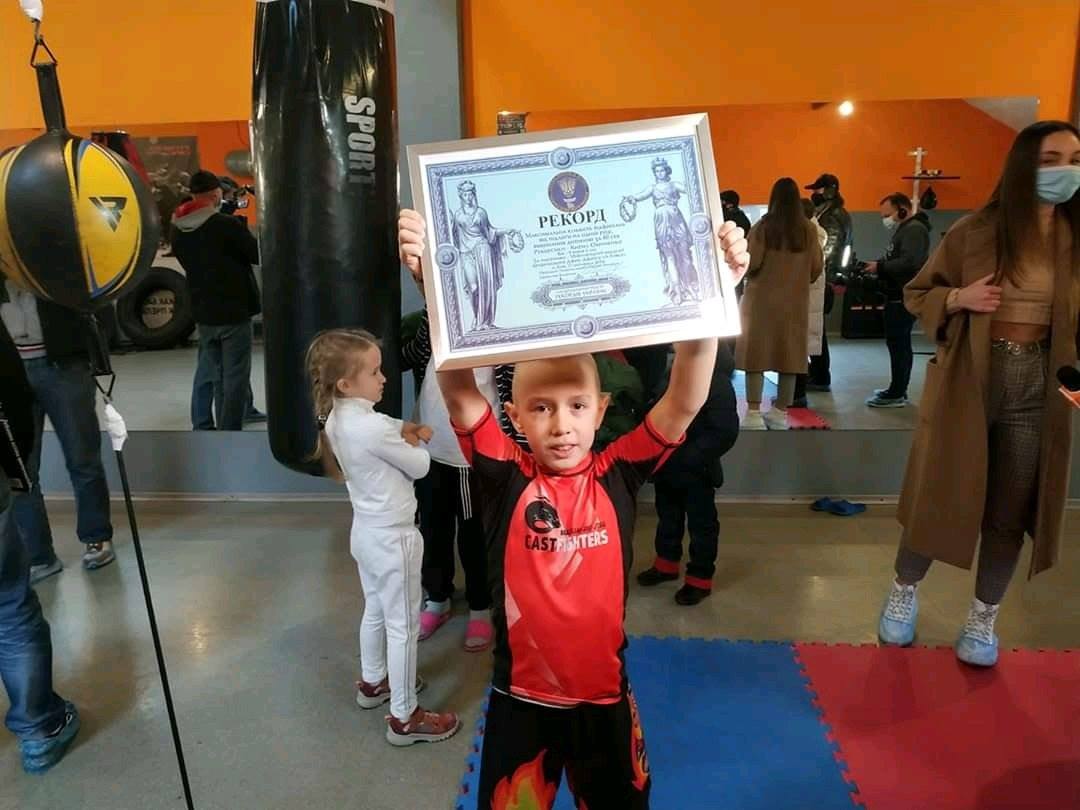 В Киеве 9-летний мальчик установил рекорд Украины по отжиманиям на одной руке