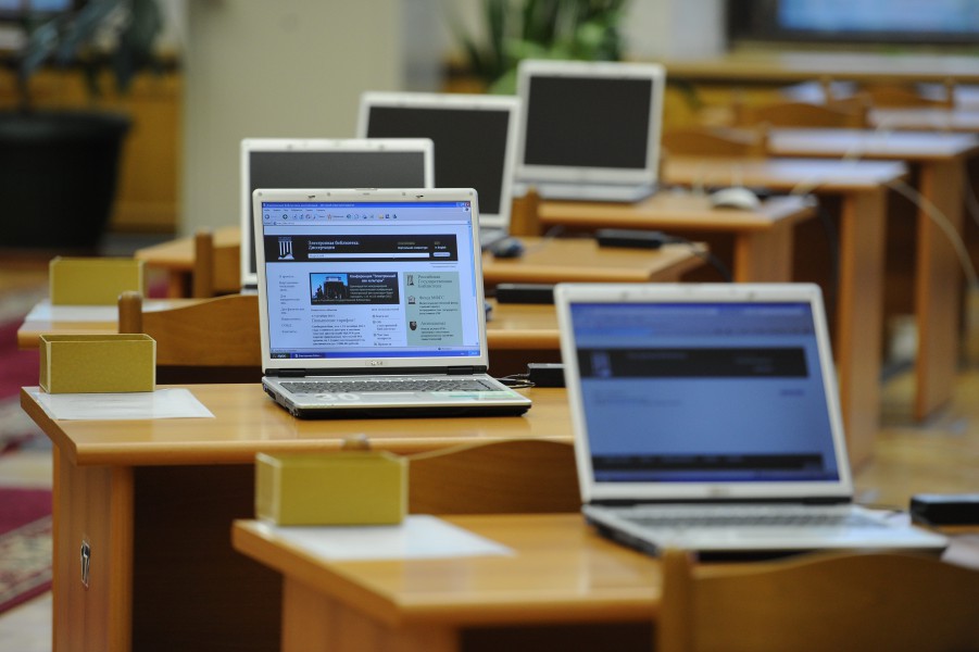 Онлайн отменяется: под Запорожьем директор школы сдала в ломбард учебные ноутбуки
