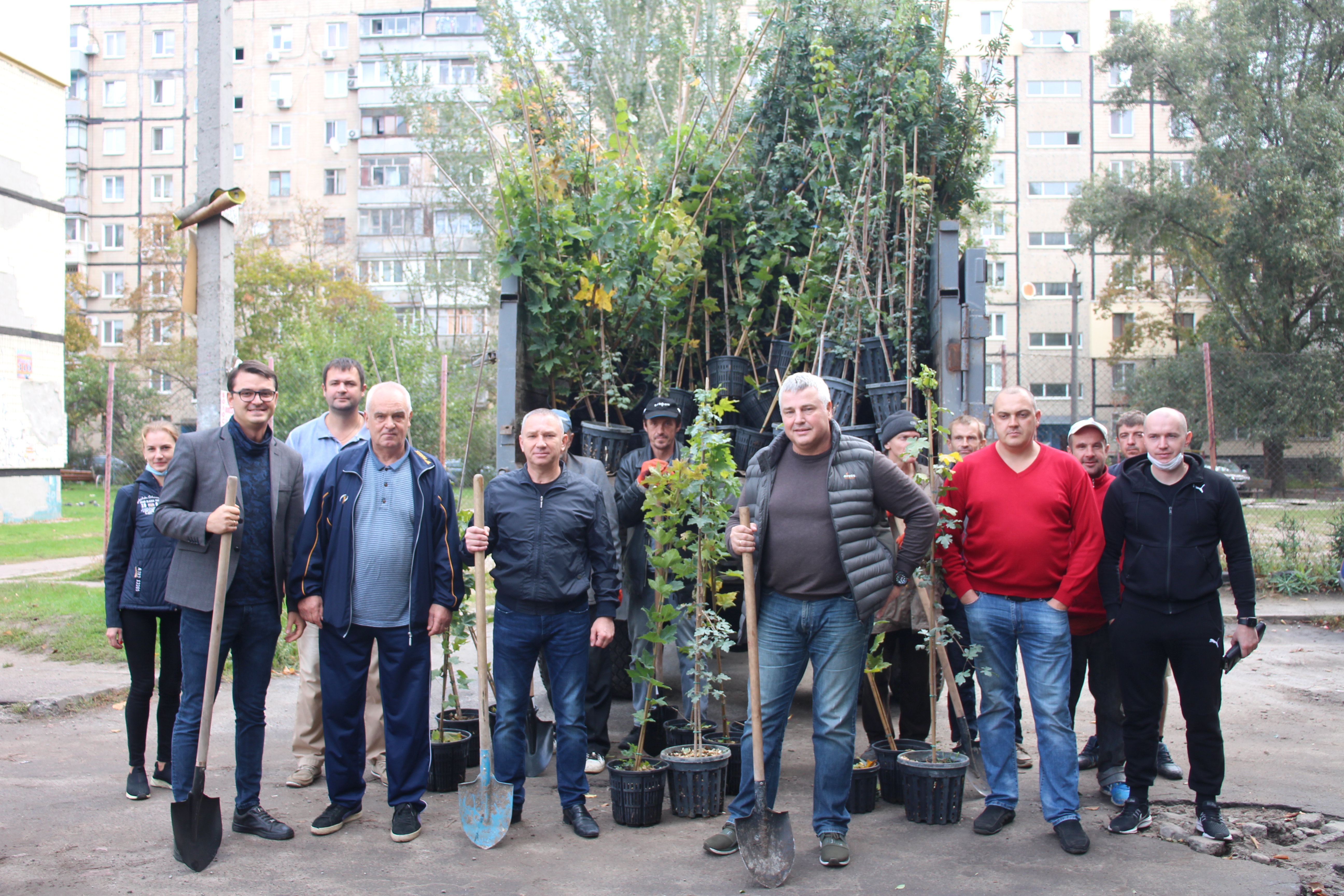Впервые с 1987-го: в Соборном районе Днепра высаживают полтысячи новых деревьев