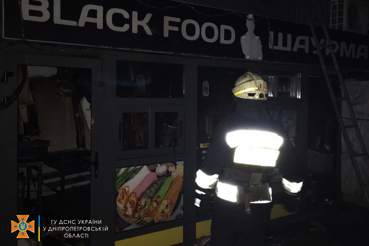 Вночі у Дніпрі зайнявся кіоск: вогнем пошкоджено обладнання та продукція 