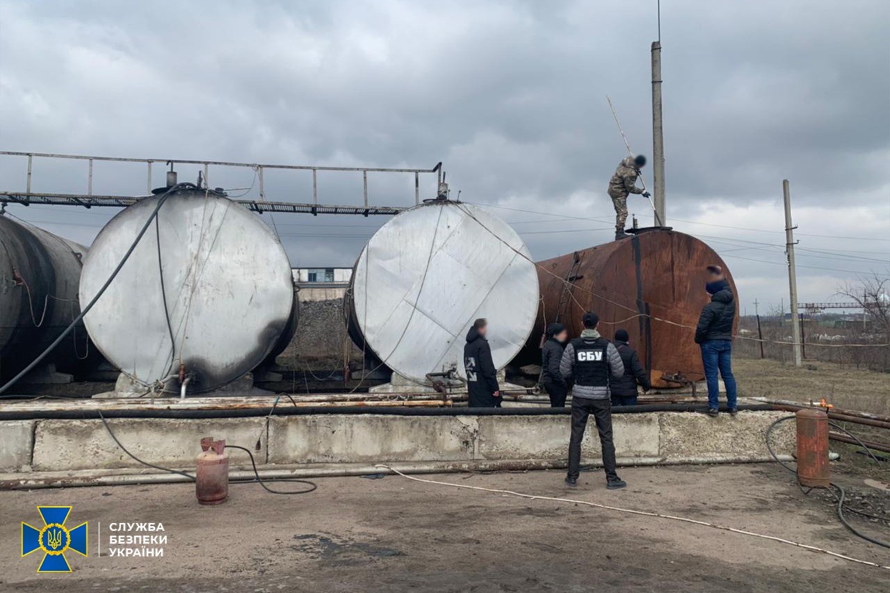 На Кировоградщине разоблачена деятельность подпольного нефтеперерабатывающего завода: изъято товаров на 5,7 млн грн