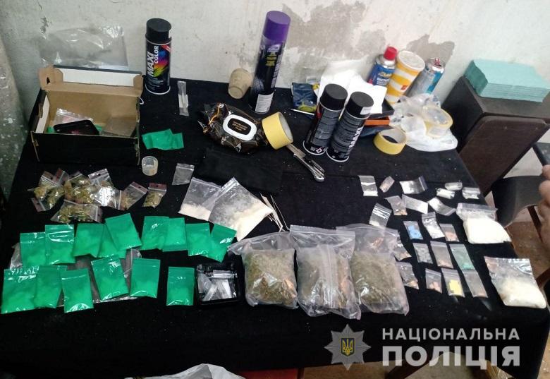 В Киеве правоохранители задержали преступную группировку и изъяли наркотиков на 1 миллион гривен
