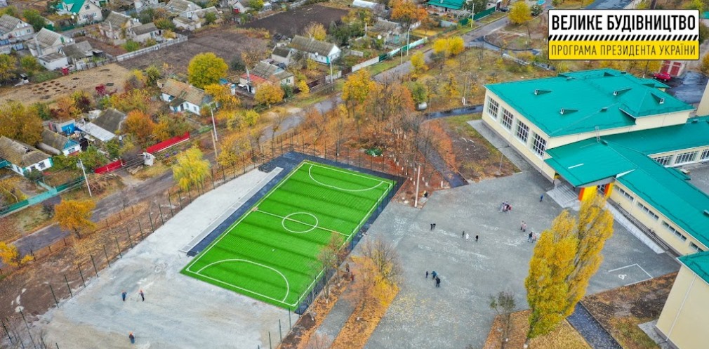 Міні-футбольне поле, ігровий майданчик, тренажери: у Покровському ліцеї оновлюють стадіон 