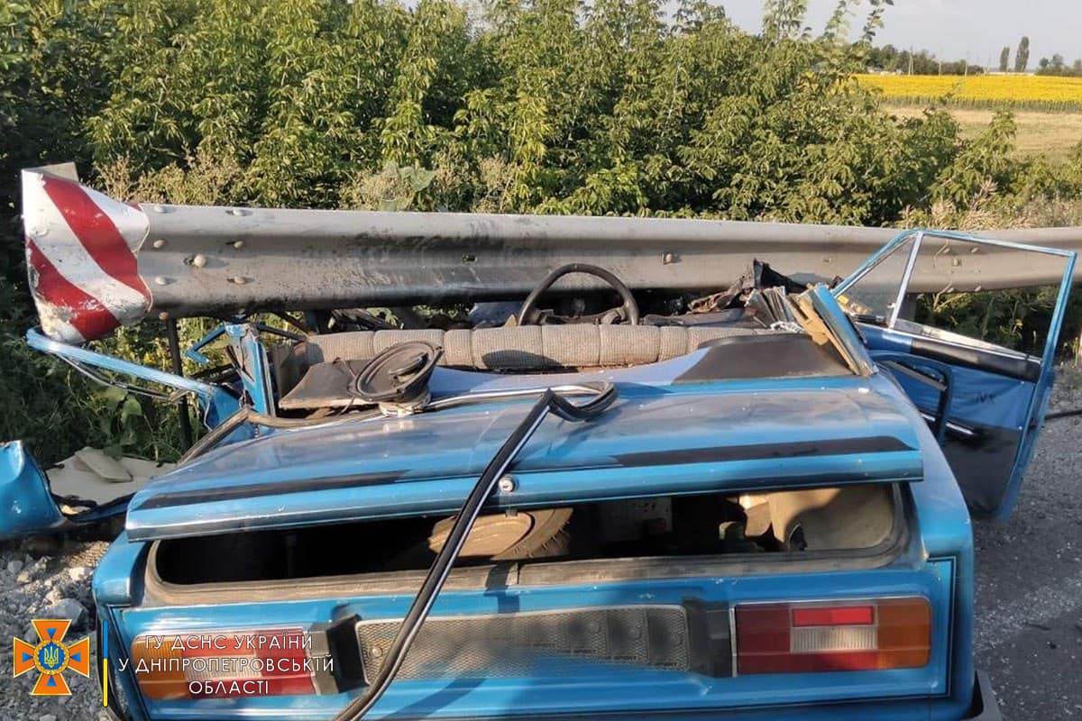 Поблизу Слов’янки, що у Синельниківському районі, автівка влетіла у відбійник: тіло водія заблокувало у понівеченій машині