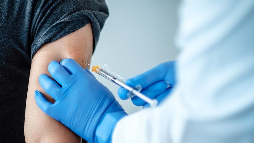 Вакцинация либо отстранение от работы: медики, коммунальщики и местные чиновники должны привиться от Covid-19 до 31 января
