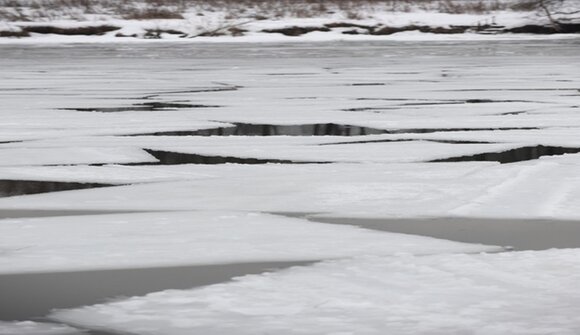 В Днепре обнаружили тело мужчины, замерзшего во льду (ФОТО 18+)