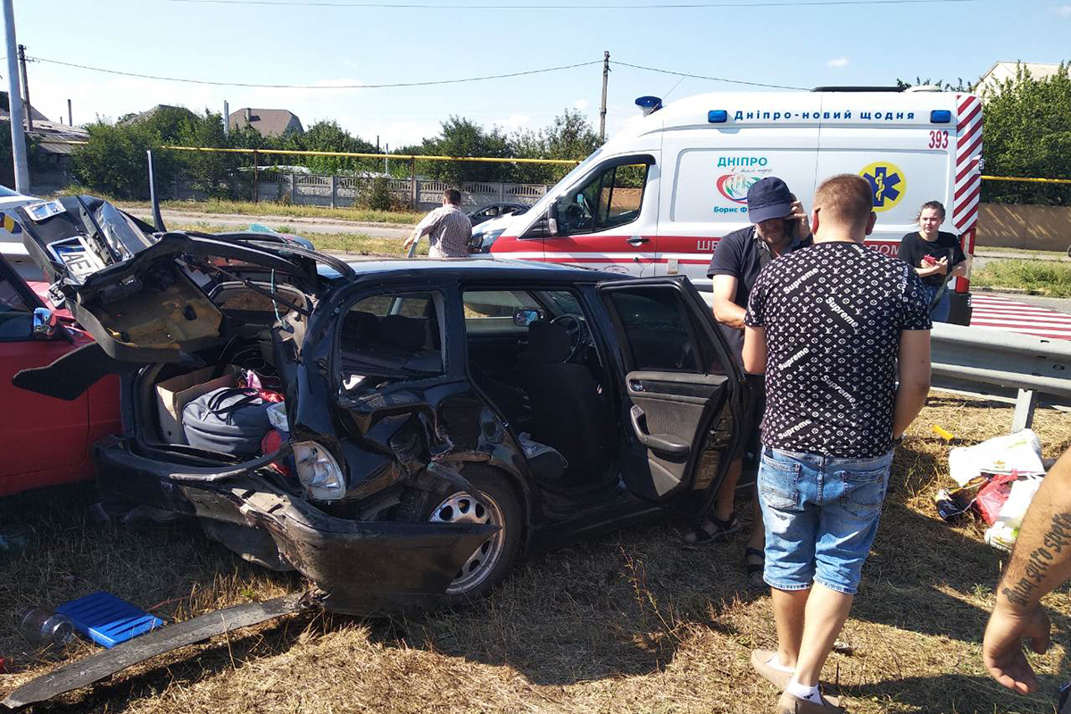 В Днепровском районе спасатели деблокировали пострадавшего из искореженной машины