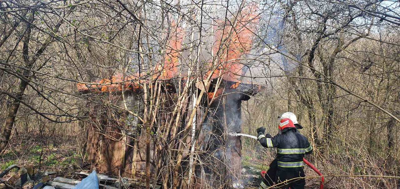 В Черновицкой области дети играли со спичками внутри хозпостройки и сожгли ее 