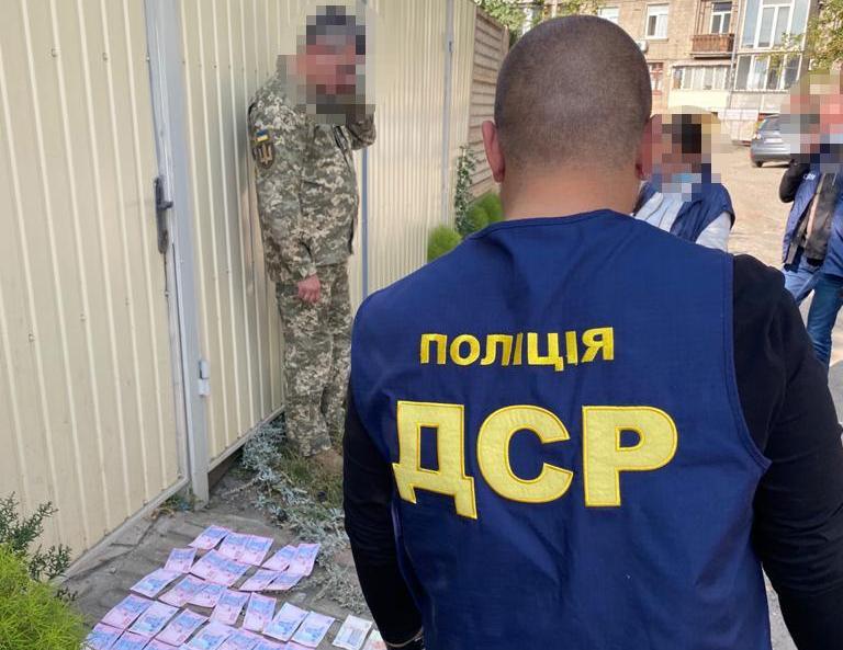 В Харькове полиция задержала на взятке военкома: требовал деньги за приписной билет 