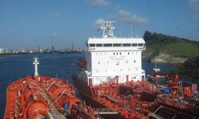 В Гвинейском заливе пираты напали на танкер с украинцами на борту: 15 человек захвачены в плен