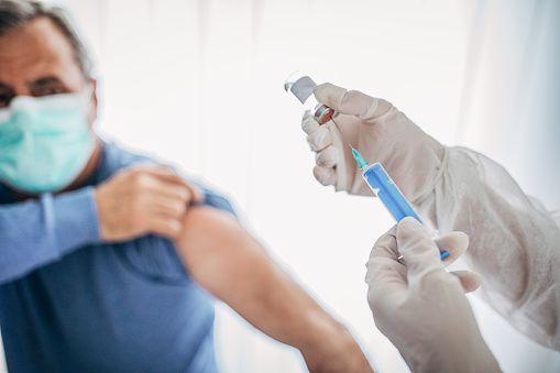 Підстав для припинення вакцинації проти COVID-19 у відносно безпечних регіонах немає, – Ігор Кузін