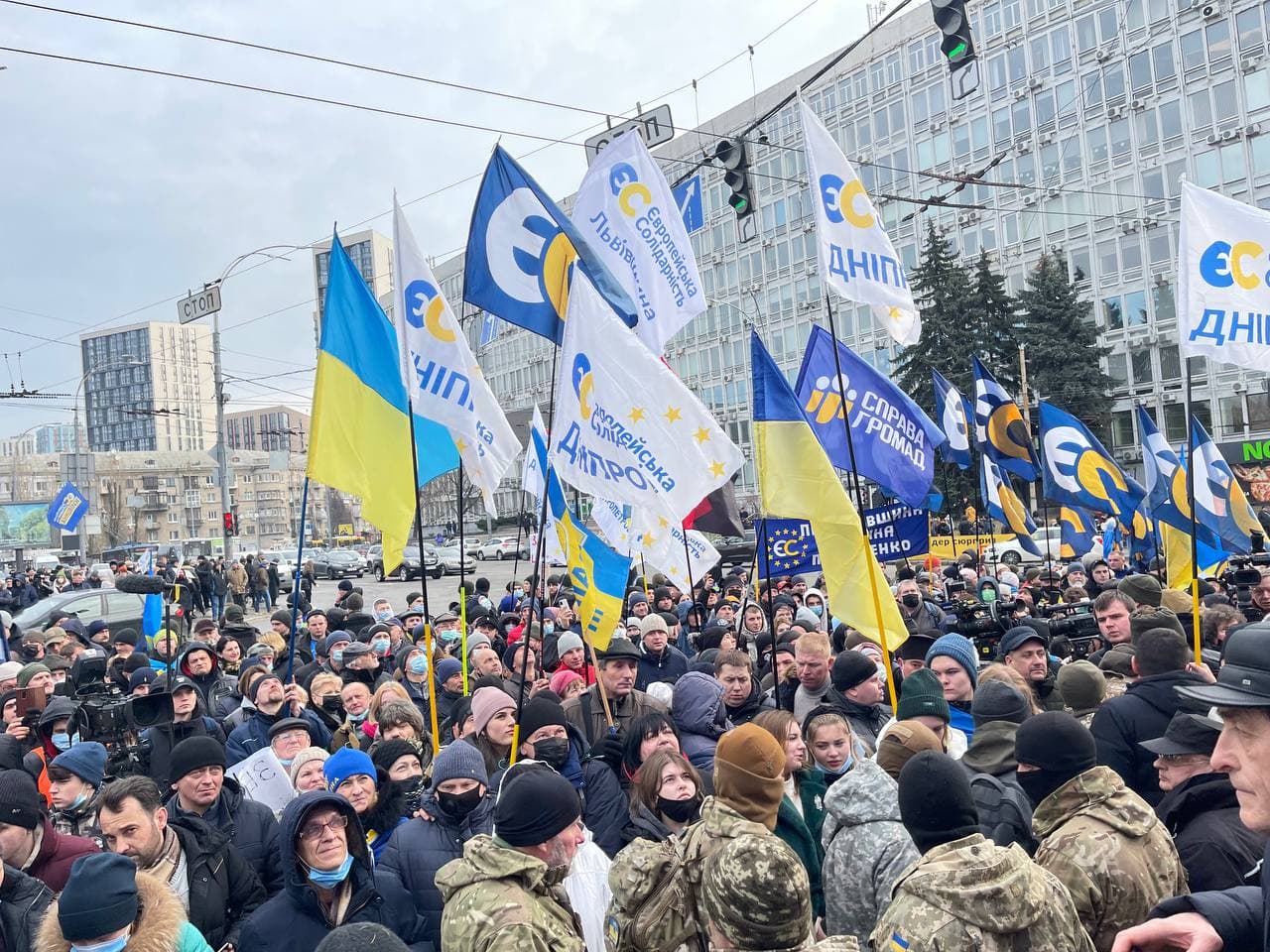Біля Київського Апеляційного суду проходить багатотисячна акція на підтримку Петра Порошенка