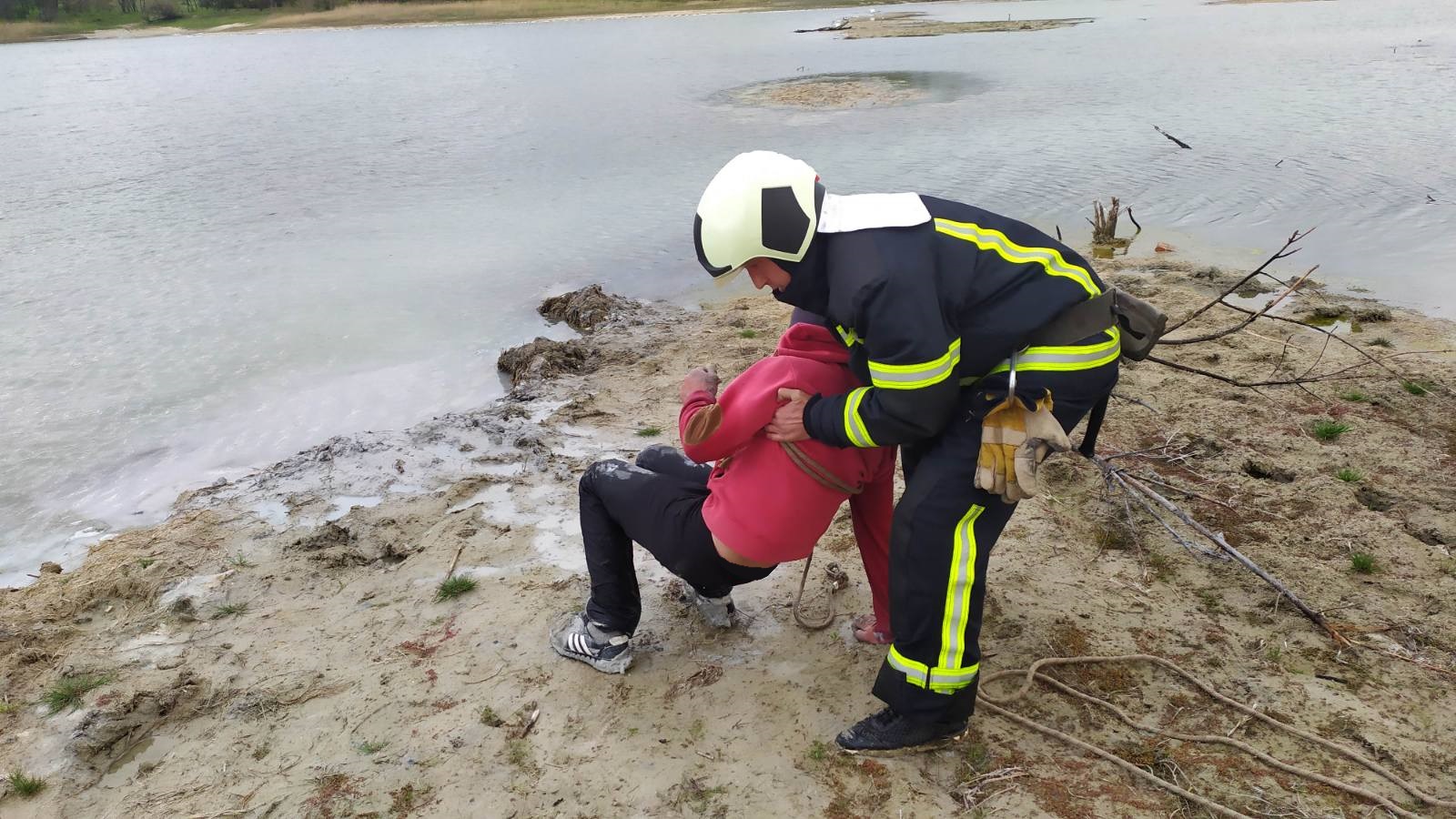 В Донецкой области мужчина застрял в грязи: на помощь пришли спасатели