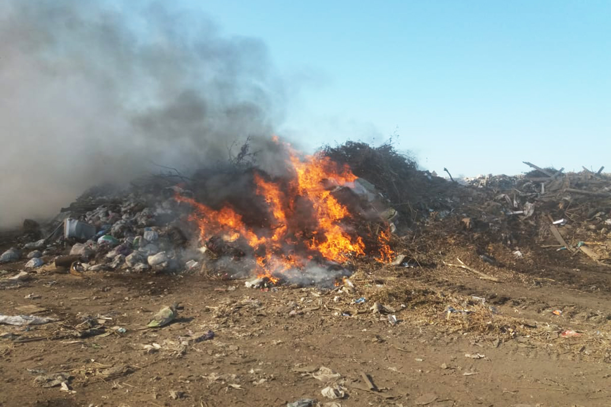 В Днепропетровской области горит свалка бытовых отходов