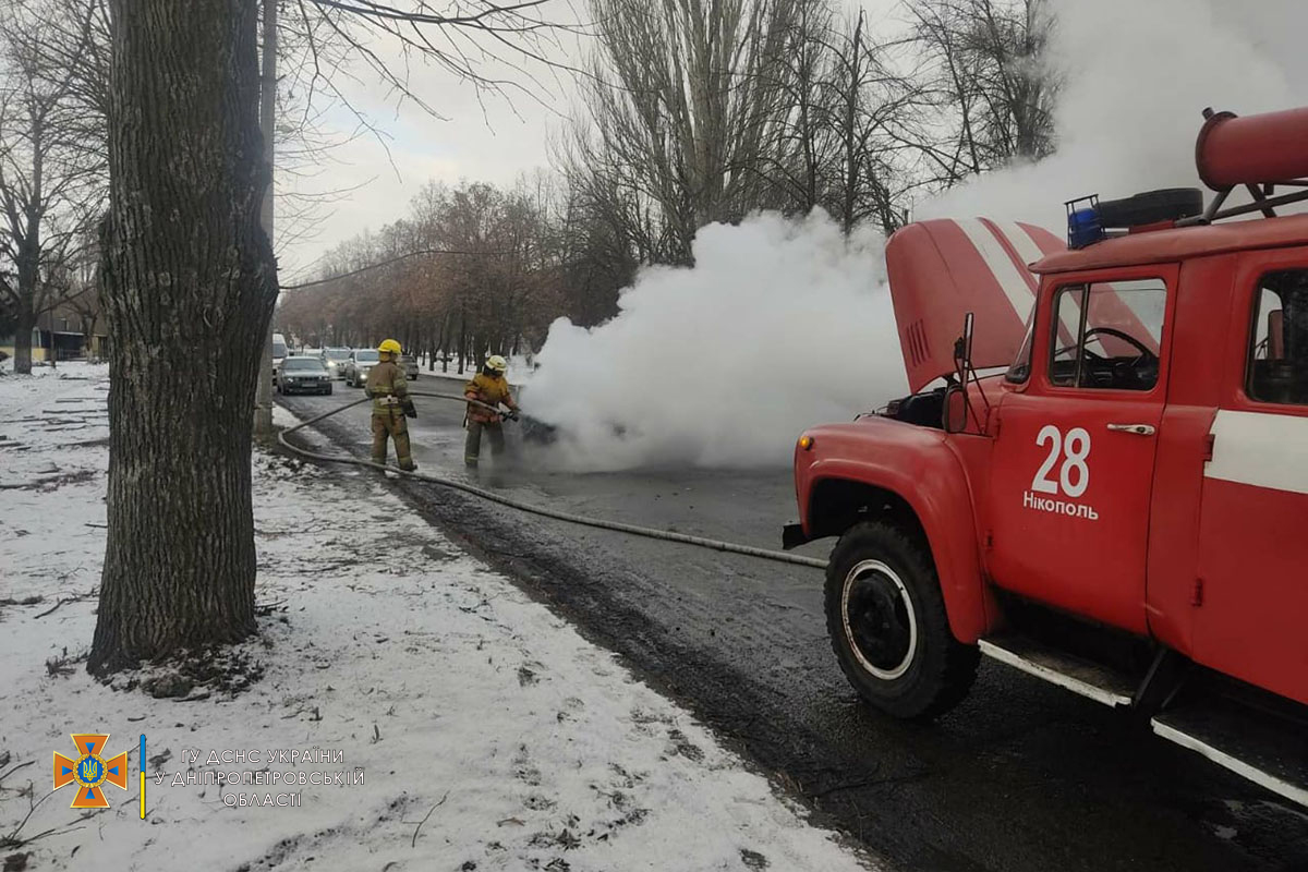В Никополе на ходу загорелся автомобиль: водитель получил ожоги лица (ВИДЕО)