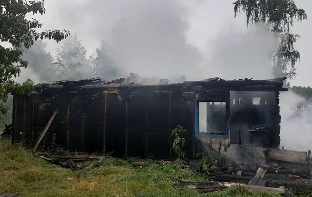 В Житомирской области  после удара молнии сгорел жилой дом