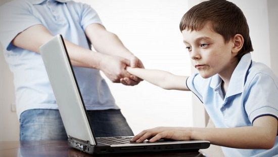 Дети заполняют Интернетом досуг, а потом становятся зависимыми, - психолог о детском психическом здоровье
