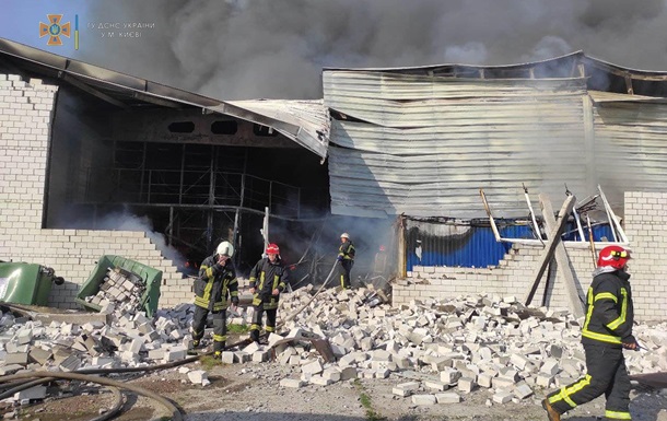 Масштабный пожар на складах в Киеве: огнем уничтожено 1200 кв. метров  
