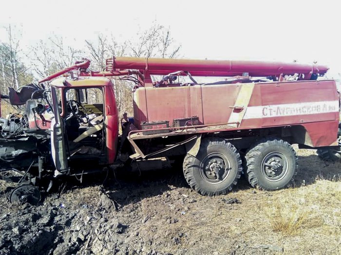 В Луганской области во время тушения пожара подорвался автомобиль спасателей