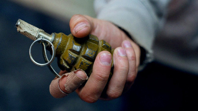 На Днепропетровщине будут судить мужчину, который  кинул гранату в машину с людьми