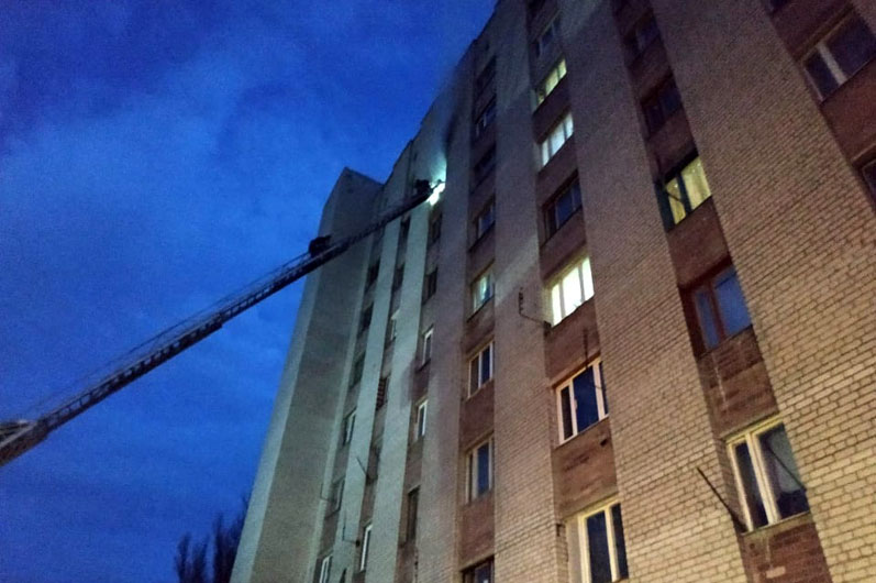 В Павлограде горело общежитие: из огня спасли четверых человек 