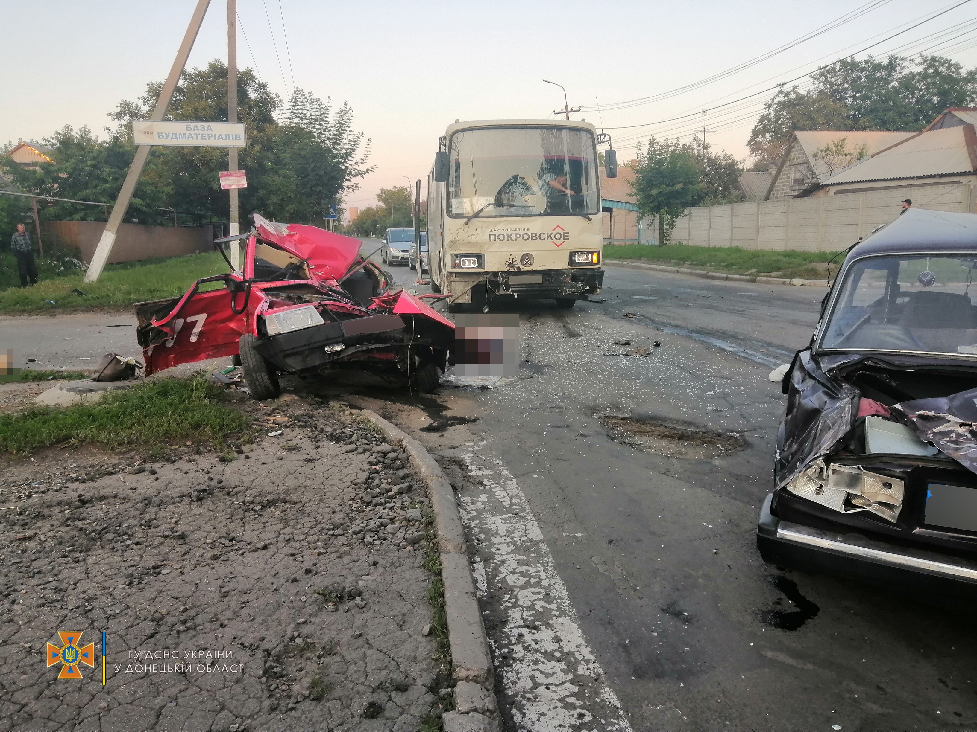 В Покровске из-за столкновения автомобилей три человека пострадали и два погибли