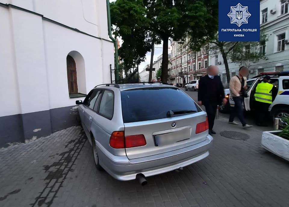 «Припарковался» в памятник архитектуры: в столице пьяный водитель BMW въехал в дом начала XVIII века