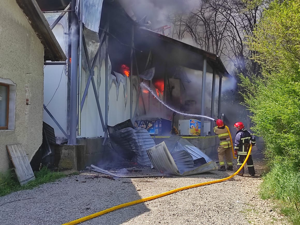 В Ивано-Франковске 2 часа не могли потушить склад: привлекалось более 40 пожарных