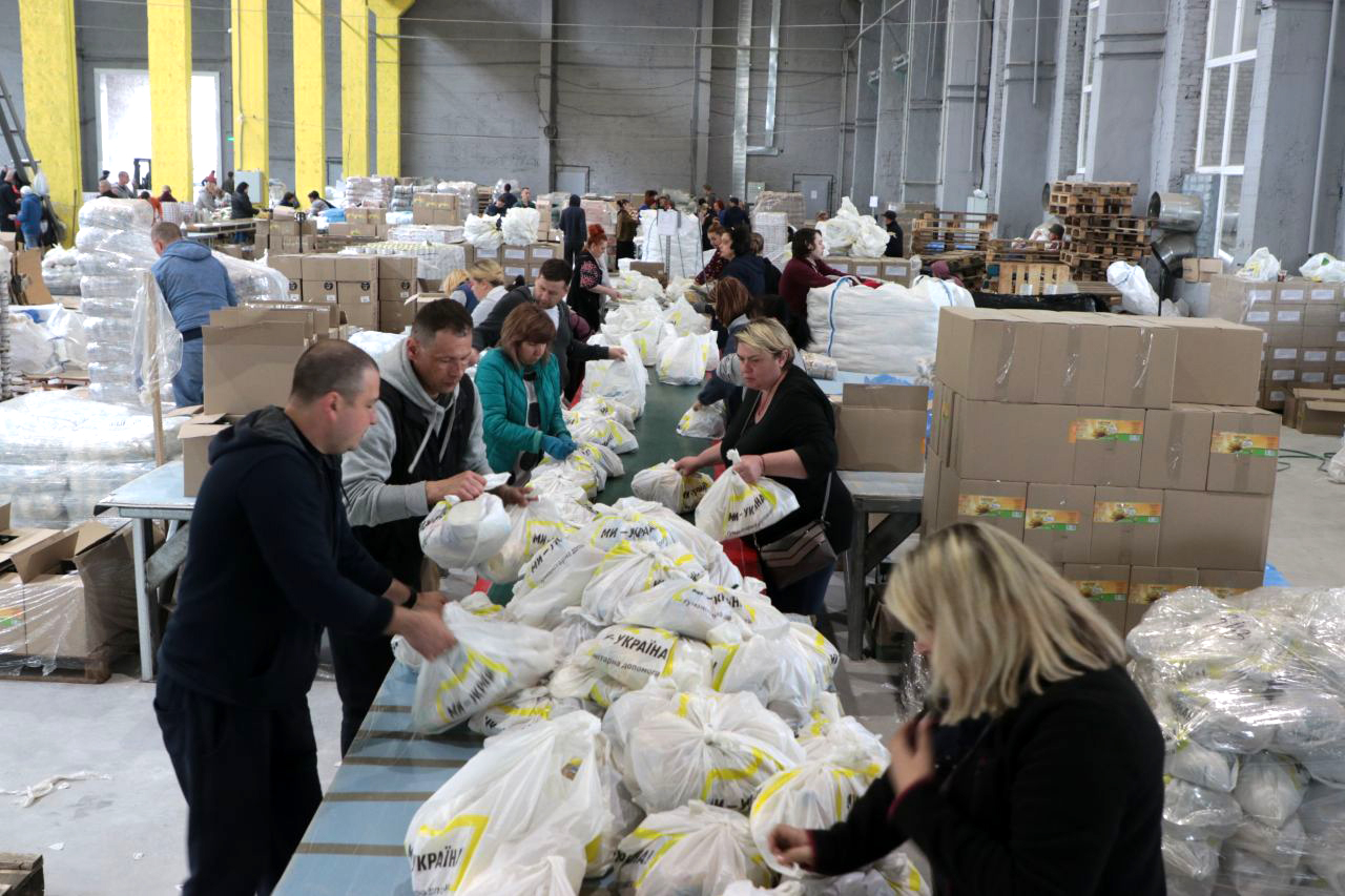 Майже 20 тисяч продуктових наборів зібрали для переселенців у Дніпропетровській області протягом квітня
