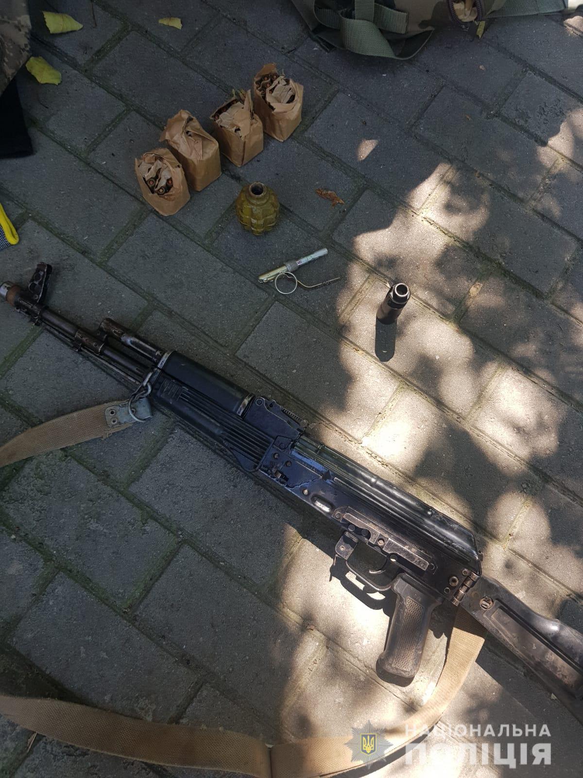 У Павлограді поліцейські зупинили чоловіка, який розгулював містом із сумкою набитою зброєю та боєприпасами
