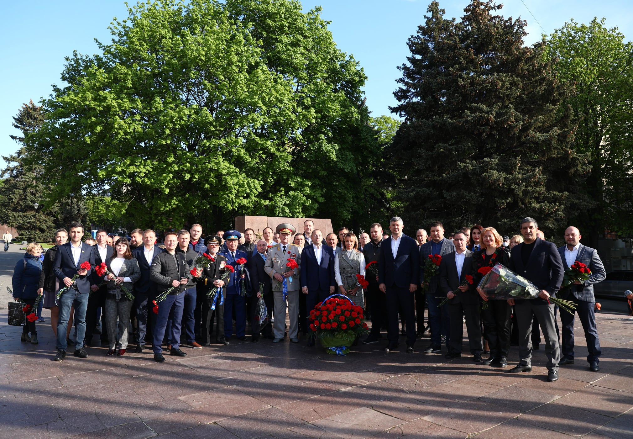 Команда ОПЗЖ возложила цветы к Монументу Вечной Славы в Днепре
