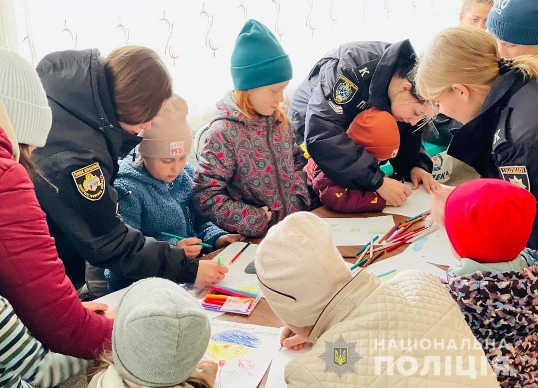 «Україна без війни»: поліцейські Синельниківського району разом з дітьми-переселенцями малювали для захисників