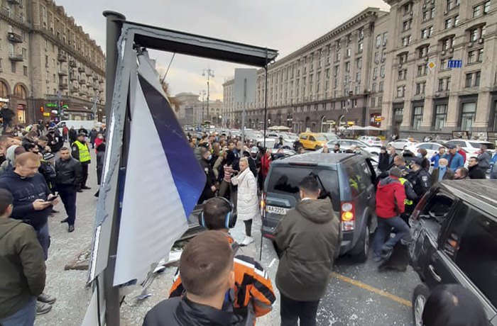 В Киеве на Крещатике внедорожник вылетел на тротуар: погибли два человека