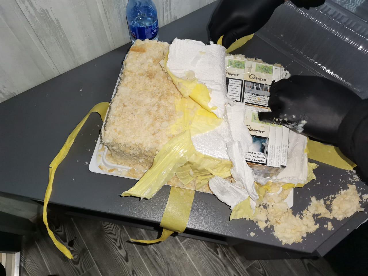 Пограничники задержали украинца с тортом из сигарет: вез в Румынию "гостинец"