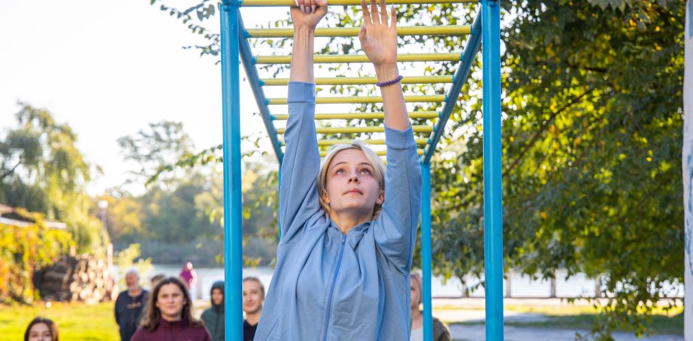 Присідання, віджимання, фітнес-вправи: в центральному парку Новомосковська провели руханку для школярів 