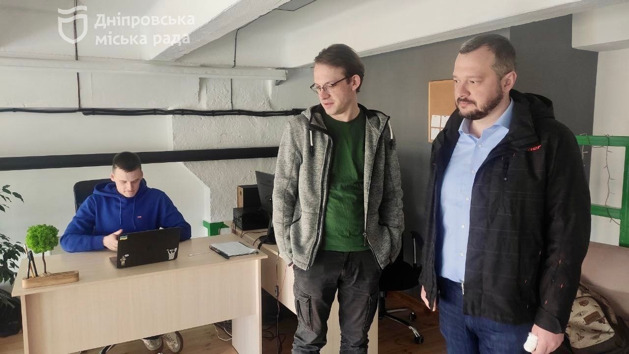 Інспекційний об’їзд: черговий по місту перевірив роботу гарячої лінії для постраждалих від війни, заняття в УТВ, ремонт дитмайданчика