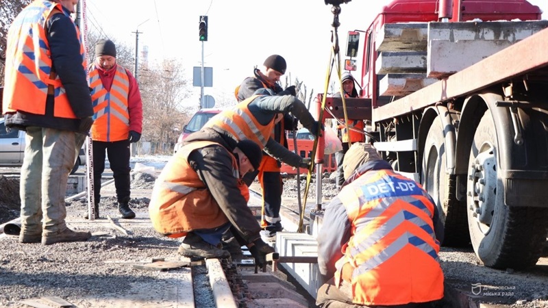 Для безпеки водіїв і пасажирів: у центрі Дніпра ремонтують аварійну колію: коли завершать роботи