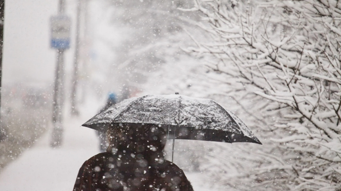 В ближайшие двое суток Украину накроет снегом: спасатели предупреждают о гололедице на дорогах