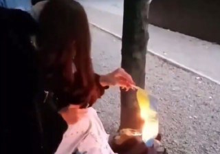 В Каменском полиция установила личность девушки, которая подожгла Государственный флаг Украины