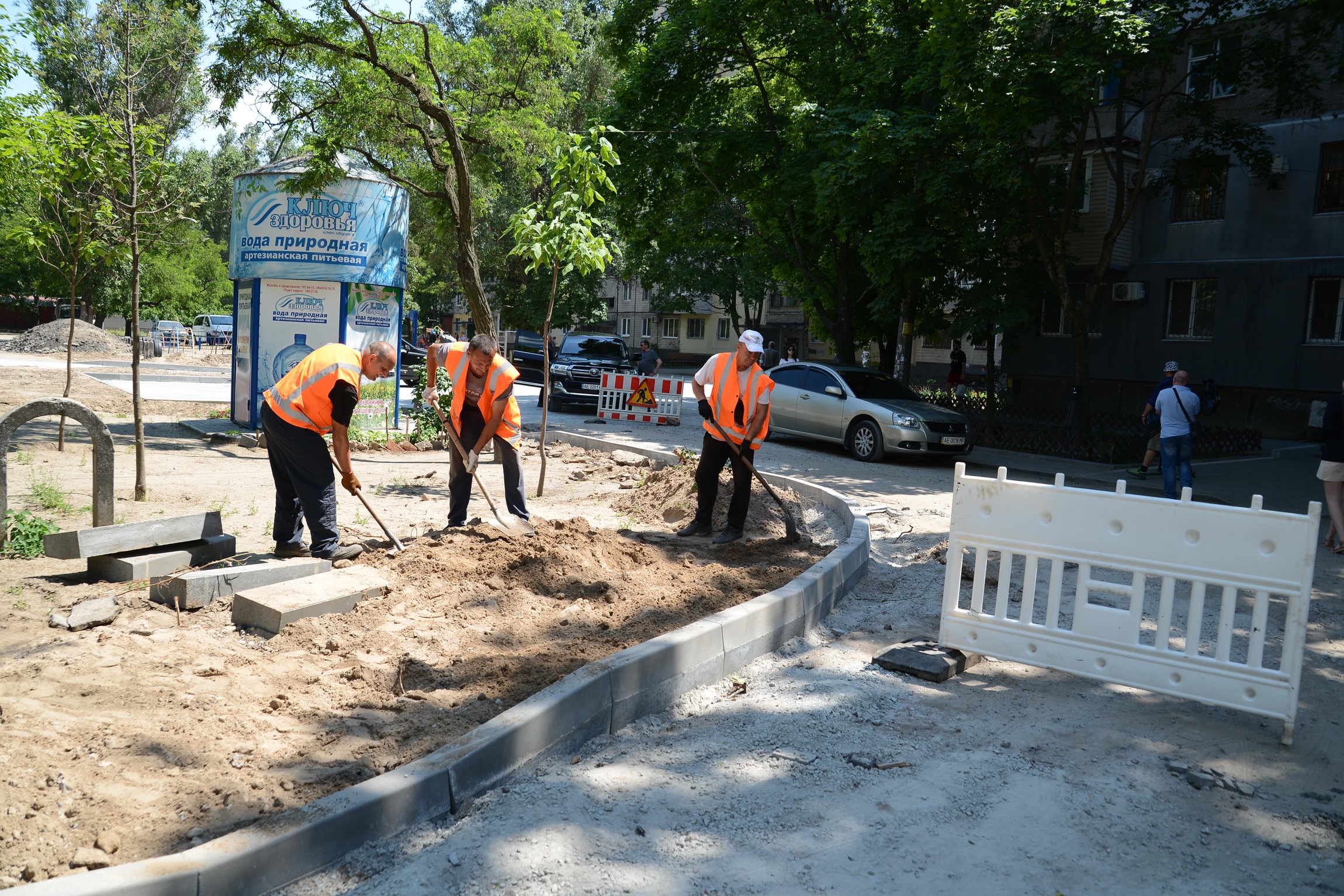 «Впервые за 50 лет делают ремонт»: днепряне рассказали, довольны обновлением дорог во дворах