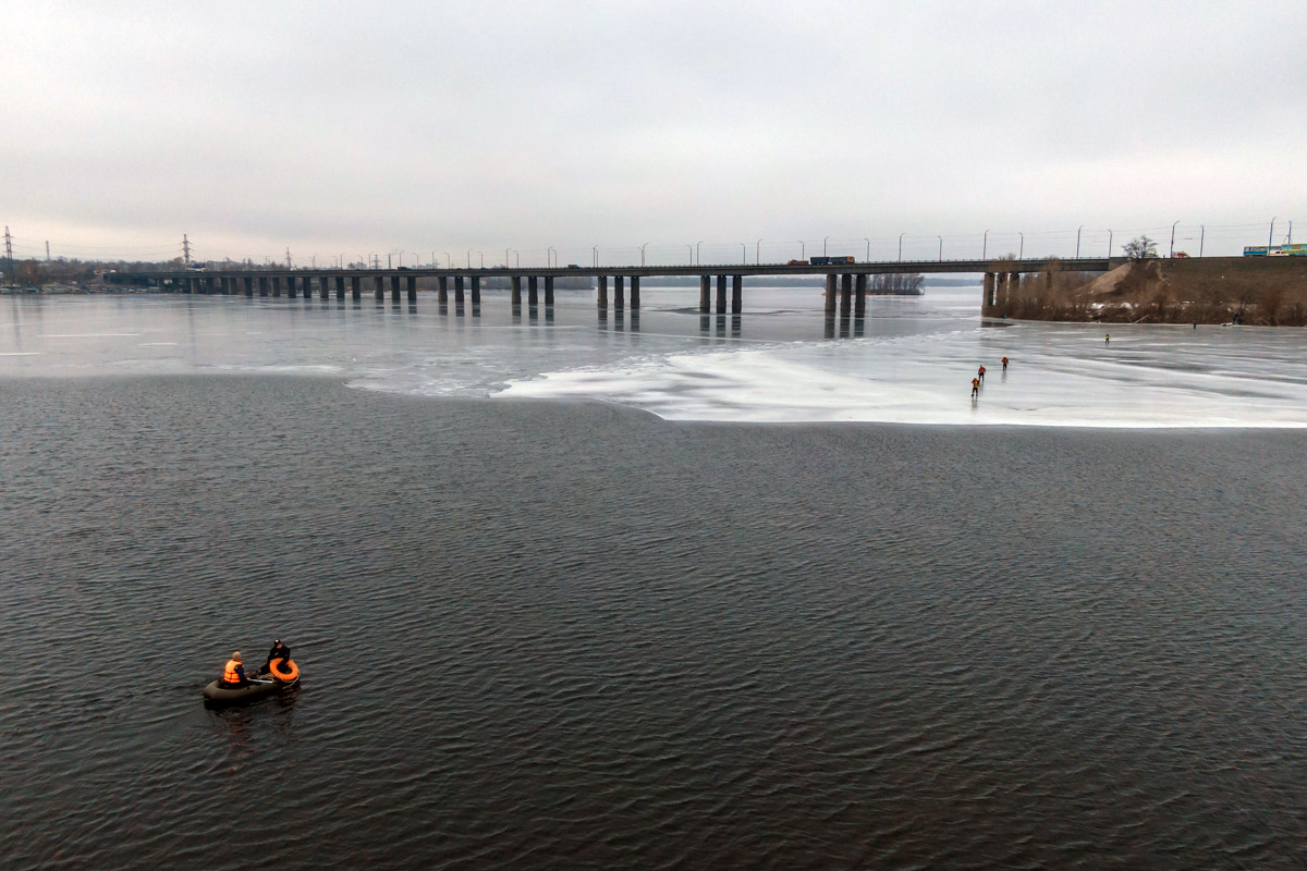 В Днепре шестеро рыбаков дрейфовали на льдине, пока их не спасли сотрудники ГСЧС