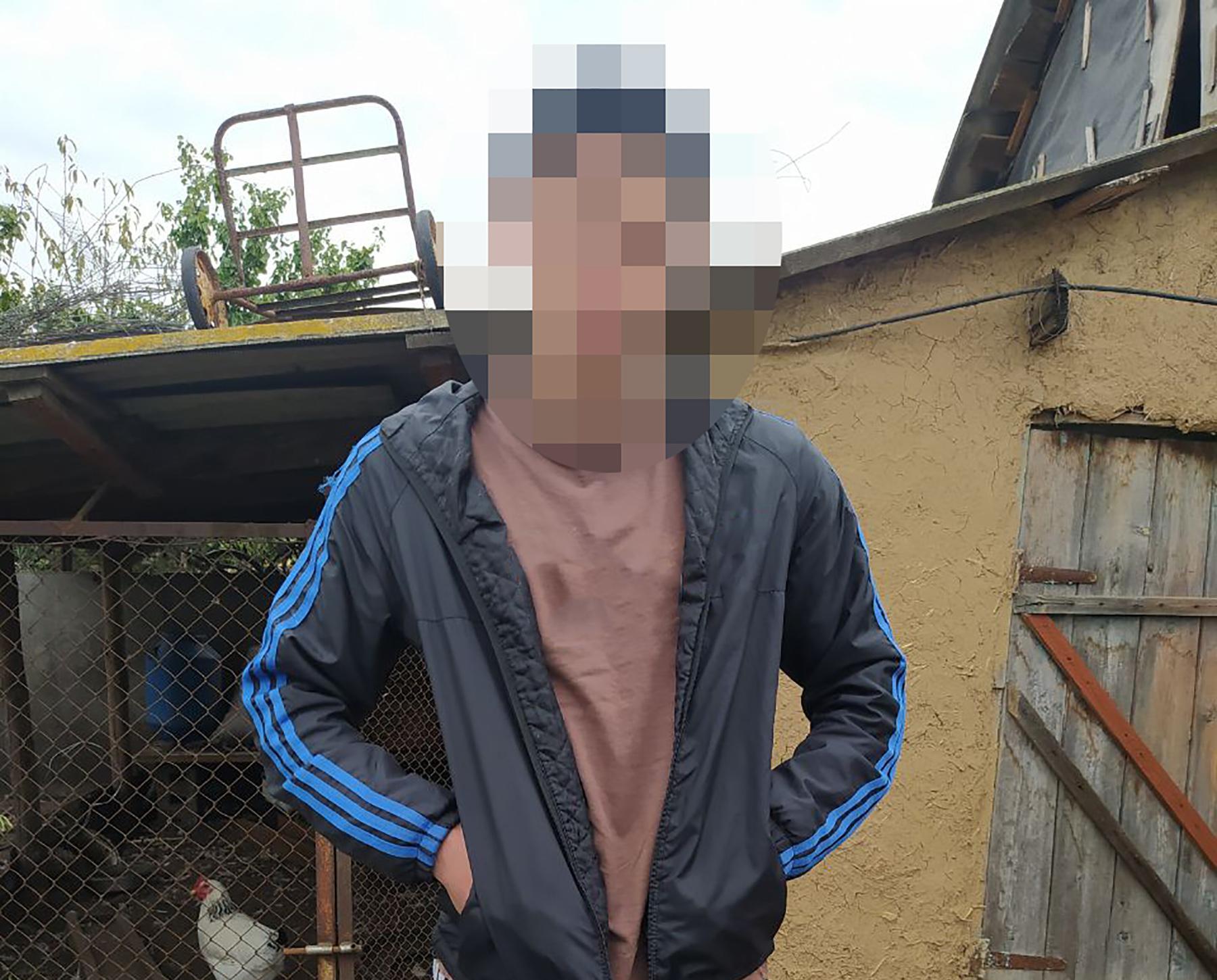  В Запорожье молодой парень похитил урну голосования, чтобы разводить в ней улиток