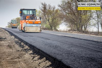 Работают и днем, и ночью: в Днепропетровской области ремонтируют трассу Знаменка-Луганск-Изварино