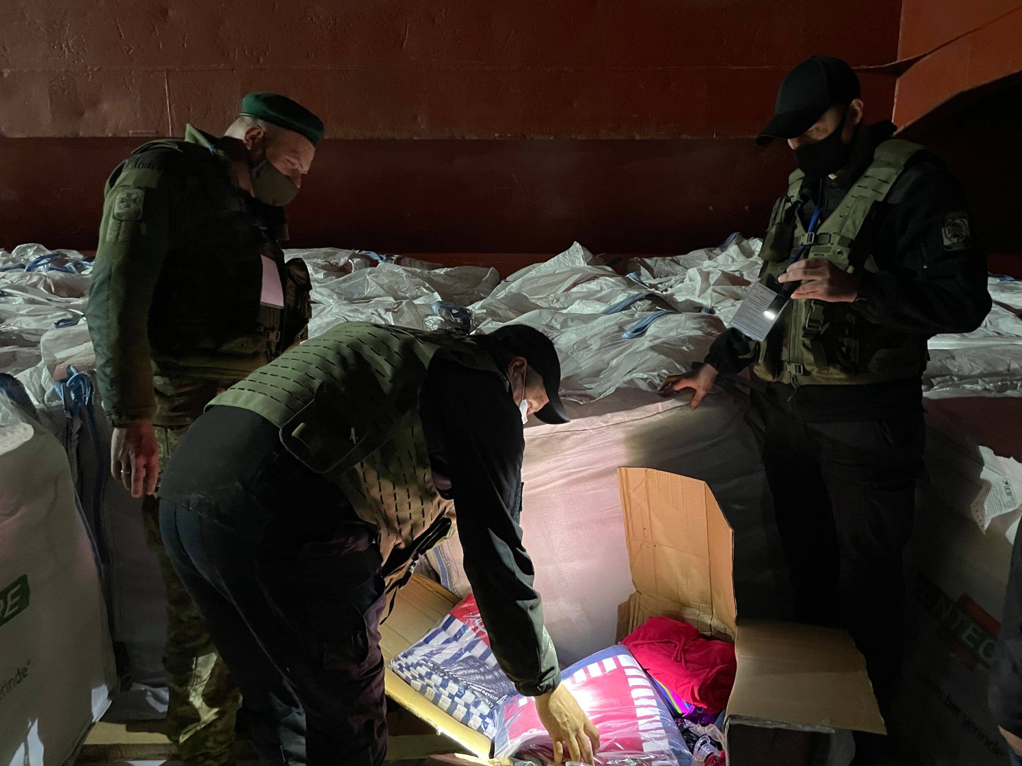 Пограничники обнаружили рекордную партию контрабанды одежды, которую привезли на теплоходе с цементом в Николаев
