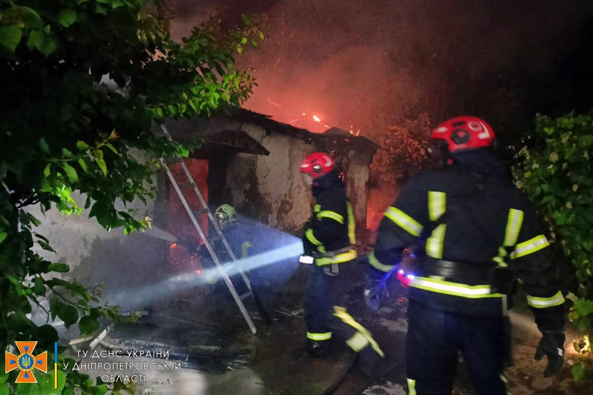 Вночі у Павлограді, що на Дніпропетровщині, зайнявся житловий будинок (ВІДЕО)