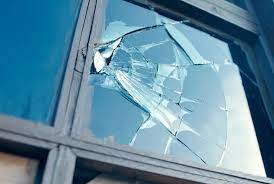 Во время проветривания класса разбилось окно: в Новомосковске травмировались 2 девочки